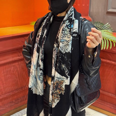 𝑪𝒉𝒂𝒏𝒆𝒍 • 四季披肩! Size:140x140cm 100%羊绒 轻盈柔软,亲肤舒适,四季皆宜。精致手工拆须,致 𝑪𝒉𝒂𝒏𝒆𝒍 • 四季披肩! Size:140x140cm 100%羊绒 轻盈柔软,亲肤舒适,四季皆宜。精致手工拆须,致