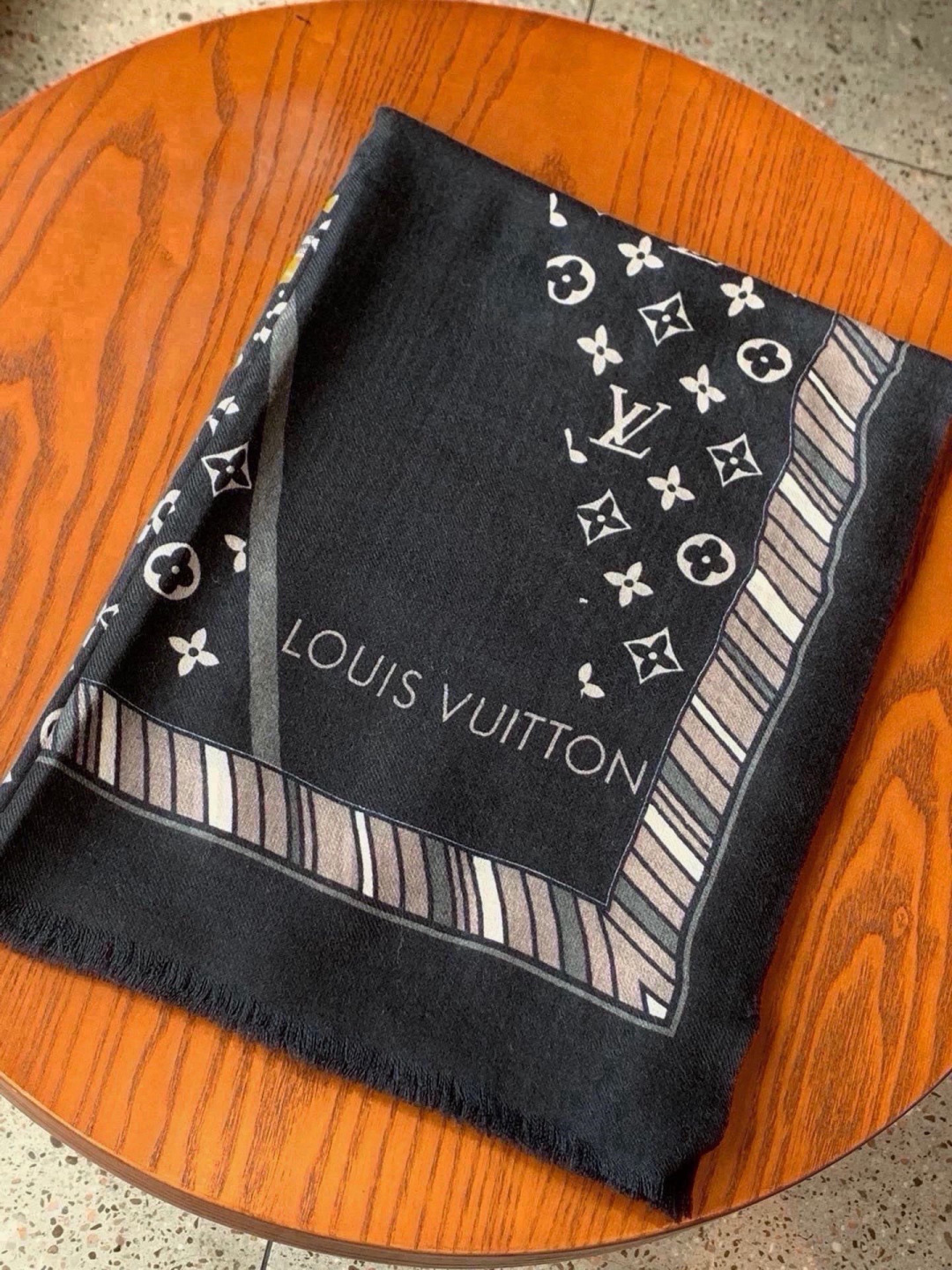 新款上😍真心赞‼ Airline Patches Monogram【V字标识长巾】羊绒长巾，披肩在秉承旅行传承的同时融入