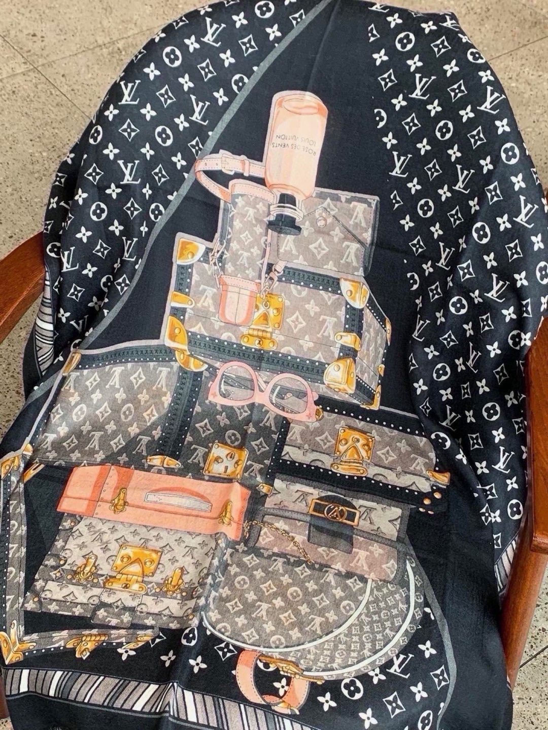 新款上😍真心赞‼ Airline Patches Monogram【V字标识长巾】羊绒长巾，披肩在秉承旅行传承的同时融入