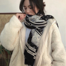 新款上😍真心赞‼ Airline Patches Monogram【V字标识长巾】羊绒长巾,披肩在秉承旅行传承的同时融入 新款上😍真心赞‼ Airline Patches Monogram【V字标识长巾】羊绒长巾,披肩在秉承旅行传承的同时融入