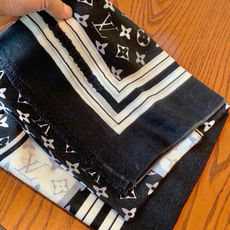 新款上😍真心赞‼ Airline Patches Monogram【V字标识长巾】羊绒长巾,披肩在秉承旅行传承的同时融入 新款上😍真心赞‼ Airline Patches Monogram【V字标识长巾】羊绒长巾,披肩在秉承旅行传承的同时融入