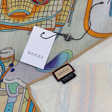 💟Gucci~140双面丝绒披肩 马鞍细节和骑马图案以精致色调匠心呈献,意在向品牌与马术世界的深厚渊源致敬。这款方巾以真 💟Gucci~140双面丝绒披肩 马鞍细节和骑马图案以精致色调匠心呈献,意在向品牌与马术世界的深厚渊源致敬。这款方巾以真