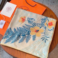💟上新🆕💕手工卷边!羊绒和真丝混纺披肩(70%羊绒30%桑蚕丝)。 这款披肩采用经典山羊绒和真丝混纺面料,柔软轻盈,佩戴 💟上新🆕💕手工卷边!羊绒和真丝混纺披肩(70%羊绒30%桑蚕丝)。 这款披肩采用经典山羊绒和真丝混纺面料,柔软轻盈,佩戴