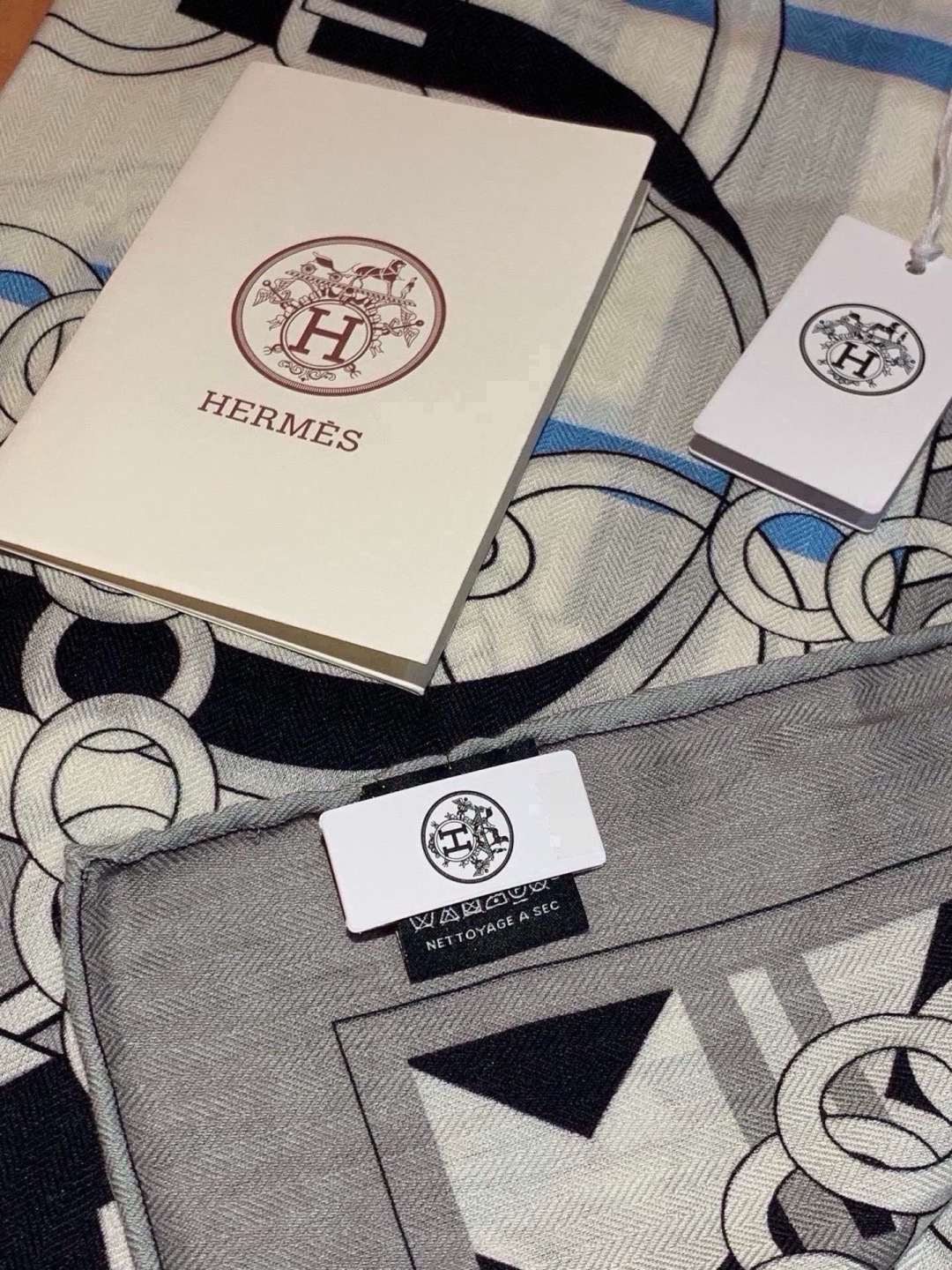 💟H家上新💞【双面同色丝绒方巾】手工卷边山羊绒和真丝混纺披肩(70%山羊绒,30%桑蚕丝) 这款披肩采用经典山羊绒和真丝 💟H家上新💞【双面同色丝绒方巾】手工卷边山羊绒和真丝混纺披肩(70%山羊绒,30%桑蚕丝) 这款披肩采用经典山羊绒和真丝