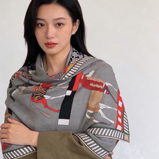 “全速前进”140双面丝绒披肩 手工卷边丝绒方巾(30%桑蚕丝70%羊绒) 这款经典单品展现强大而迷人的女性魅力精髓。此 “全速前进”140双面丝绒披肩 手工卷边丝绒方巾(30%桑蚕丝70%羊绒) 这款经典单品展现强大而迷人的女性魅力精髓。此