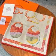 爱马仕(Hermes)【💗】 | “马具故事的诗意回顾”140披肩 【上新❤️】 永远秉承高品质 手工卷边羊绒和真丝混 爱马仕(Hermes)【💗】 | “马具故事的诗意回顾”140披肩 【上新❤️】 永远秉承高品质 手工卷边羊绒和真丝混