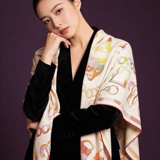 爱马仕(Hermes)【💗】 | “马具故事的诗意回顾”140披肩 【上新❤️】 永远秉承高品质 手工卷边羊绒和真丝混 爱马仕(Hermes)【💗】 | “马具故事的诗意回顾”140披肩 【上新❤️】 永远秉承高品质 手工卷边羊绒和真丝混
