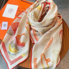 爱马仕(Hermes)【💗】 | “马具故事的诗意回顾”140披肩 【上新❤️】 永远秉承高品质 手工卷边羊绒和真丝混 爱马仕(Hermes)【💗】 | “马具故事的诗意回顾”140披肩 【上新❤️】 永远秉承高品质 手工卷边羊绒和真丝混