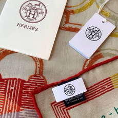 爱马仕(Hermes)【💗】 | “马具故事的诗意回顾”140披肩 【上新❤️】 永远秉承高品质 手工卷边羊绒和真丝混 爱马仕(Hermes)【💗】 | “马具故事的诗意回顾”140披肩 【上新❤️】 永远秉承高品质 手工卷边羊绒和真丝混