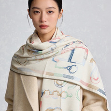 爱马仕(Hermes)【💗】 | “马具故事的诗意回顾”140披肩 【上新❤️】 永远秉承高品质 手工卷边羊绒和真丝混 爱马仕(Hermes)【💗】 | “马具故事的诗意回顾”140披肩 【上新❤️】 永远秉承高品质 手工卷边羊绒和真丝混