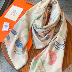 爱马仕(Hermes)【💗】 | “马具故事的诗意回顾”140披肩 【上新❤️】 永远秉承高品质 手工卷边羊绒和真丝混 爱马仕(Hermes)【💗】 | “马具故事的诗意回顾”140披肩 【上新❤️】 永远秉承高品质 手工卷边羊绒和真丝混