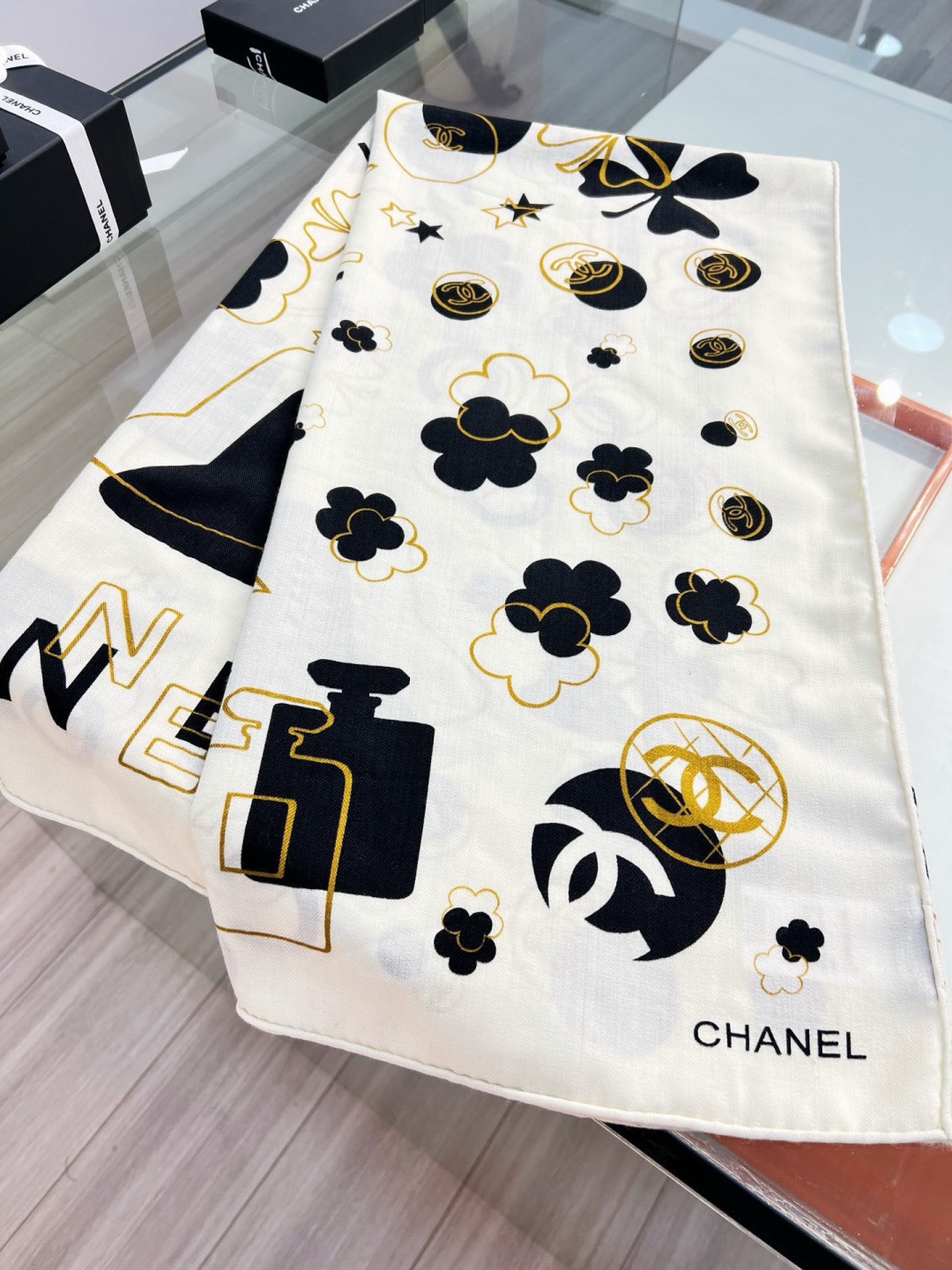 Chanel ~新品~ 【140顶级丝绒双面同色】 包包、香水瓶、山茶花与双C的完美结合 适合各种场合搭配使用 黑白两色 Chanel ~新品~ 【140顶级丝绒双面同色】 包包、香水瓶、山茶花与双C的完美结合 适合各种场合搭配使用 黑白两色