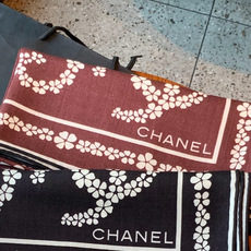 高级成衣系列~Chanel 【140双面同色丝绒披肩】 此系列谱写一曲自由轻灵的赞歌 本系列作品创新演绎品牌的风格符号 高级成衣系列~Chanel 【140双面同色丝绒披肩】 此系列谱写一曲自由轻灵的赞歌 本系列作品创新演绎品牌的风格符号