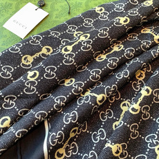 Gucci~140双面丝绒披肩 马衔扣细节和GG图案以精致色调匠心呈献,意在向品牌与马术世界的深厚渊源致敬。这款方巾以真 Gucci~140双面丝绒披肩 马衔扣细节和GG图案以精致色调匠心呈献,意在向品牌与马术世界的深厚渊源致敬。这款方巾以真