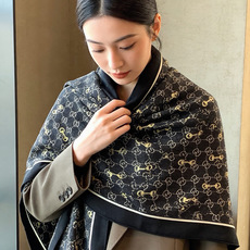 Gucci~140双面丝绒披肩 马衔扣细节和GG图案以精致色调匠心呈献,意在向品牌与马术世界的深厚渊源致敬。这款方巾以真 Gucci~140双面丝绒披肩 马衔扣细节和GG图案以精致色调匠心呈献,意在向品牌与马术世界的深厚渊源致敬。这款方巾以真