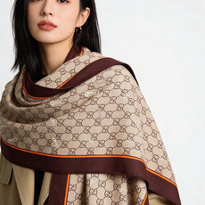 Gucci~140双面丝绒披肩 马衔扣细节和GG图案以精致色调匠心呈献,意在向品牌与马术世界的深厚渊源致敬。这款方巾以真 Gucci~140双面丝绒披肩 马衔扣细节和GG图案以精致色调匠心呈献,意在向品牌与马术世界的深厚渊源致敬。这款方巾以真
