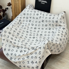 Chanel-丝绒双面方巾 【140双面同色】 出道即巅峰🐂火爆到一条难求🖤 高级感十足的字母CC,和一切经典元素争锋的 Chanel-丝绒双面方巾 【140双面同色】 出道即巅峰🐂火爆到一条难求🖤 高级感十足的字母CC,和一切经典元素争锋的
