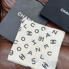 Chanel-丝绒双面方巾 【140双面同色】 出道即巅峰🐂火爆到一条难求🖤 高级感十足的字母CC,和一切经典元素争锋的 Chanel-丝绒双面方巾 【140双面同色】 出道即巅峰🐂火爆到一条难求🖤 高级感十足的字母CC,和一切经典元素争锋的