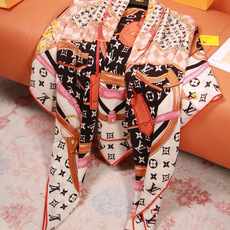 LV x TM 140披肩 【140顶级丝绒双面同色披肩】 本款L Multicolor披肩出自路易威登与知名日本艺术家 LV x TM 140披肩 【140顶级丝绒双面同色披肩】 本款L Multicolor披肩出自路易威登与知名日本艺术家
