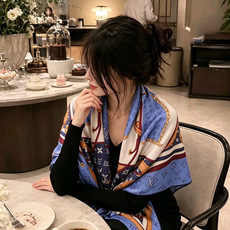 LV x TM 140披肩 【140顶级丝绒双面同色披肩】 本款L Multicolor披肩出自路易威登与知名日本艺术家 LV x TM 140披肩 【140顶级丝绒双面同色披肩】 本款L Multicolor披肩出自路易威登与知名日本艺术家