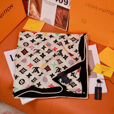LV x TM 140披肩 【140顶级丝绒双面同色披肩】 本款L Multicolor披肩出自路易威登与知名日本艺术家 LV x TM 140披肩 【140顶级丝绒双面同色披肩】 本款L Multicolor披肩出自路易威登与知名日本艺术家