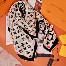 LV x TM 140披肩 【140顶级丝绒双面同色披肩】 本款L Multicolor披肩出自路易威登与知名日本艺术家 LV x TM 140披肩 【140顶级丝绒双面同色披肩】 本款L Multicolor披肩出自路易威登与知名日本艺术家