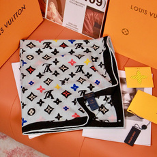 LV x TM 140披肩 【140顶级丝绒双面同色披肩】 本款L Multicolor披肩出自路易威登与知名日本艺术家 LV x TM 140披肩 【140顶级丝绒双面同色披肩】 本款L Multicolor披肩出自路易威登与知名日本艺术家