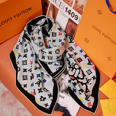 LV x TM 140披肩 【140顶级丝绒双面同色披肩】 本款L Multicolor披肩出自路易威登与知名日本艺术家 LV x TM 140披肩 【140顶级丝绒双面同色披肩】 本款L Multicolor披肩出自路易威登与知名日本艺术家