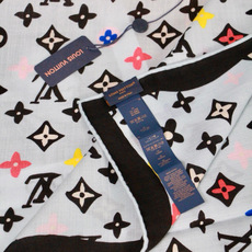 LV x TM 140披肩 【140顶级丝绒双面同色披肩】 本款L Multicolor披肩出自路易威登与知名日本艺术家 LV x TM 140披肩 【140顶级丝绒双面同色披肩】 本款L Multicolor披肩出自路易威登与知名日本艺术家