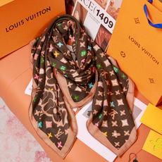 LV x TM 140披肩 【140顶级丝绒双面同色披肩】 本款L Multicolor披肩出自路易威登与知名日本艺术家 LV x TM 140披肩 【140顶级丝绒双面同色披肩】 本款L Multicolor披肩出自路易威登与知名日本艺术家