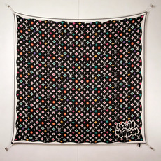 LV x TM 140披肩 【140顶级丝绒双面同色披肩】 本款L Multicolor披肩出自路易威登与知名日本艺术家 LV x TM 140披肩 【140顶级丝绒双面同色披肩】 本款L Multicolor披肩出自路易威登与知名日本艺术家