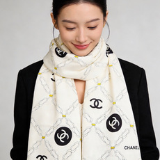 高级成衣系列~Chanel 【140双面同色丝绒披肩】 此系列谱写一曲自由轻灵的赞歌 本系列作品创新演绎品牌的风格符号 高级成衣系列~Chanel 【140双面同色丝绒披肩】 此系列谱写一曲自由轻灵的赞歌 本系列作品创新演绎品牌的风格符号