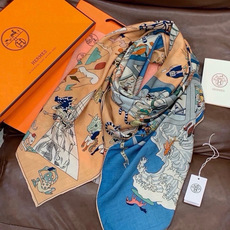 “马术学院”140双面同色丝绒披肩~Hermes 手工卷边丝绒方巾(30%桑蚕丝70%羊绒) 这款爱马仕的经典单品展现 “马术学院”140双面同色丝绒披肩~Hermes 手工卷边丝绒方巾(30%桑蚕丝70%羊绒) 这款爱马仕的经典单品展现