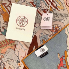 “马术学院”140双面同色丝绒披肩~Hermes 手工卷边丝绒方巾(30%桑蚕丝70%羊绒) 这款爱马仕的经典单品展现 “马术学院”140双面同色丝绒披肩~Hermes 手工卷边丝绒方巾(30%桑蚕丝70%羊绒) 这款爱马仕的经典单品展现