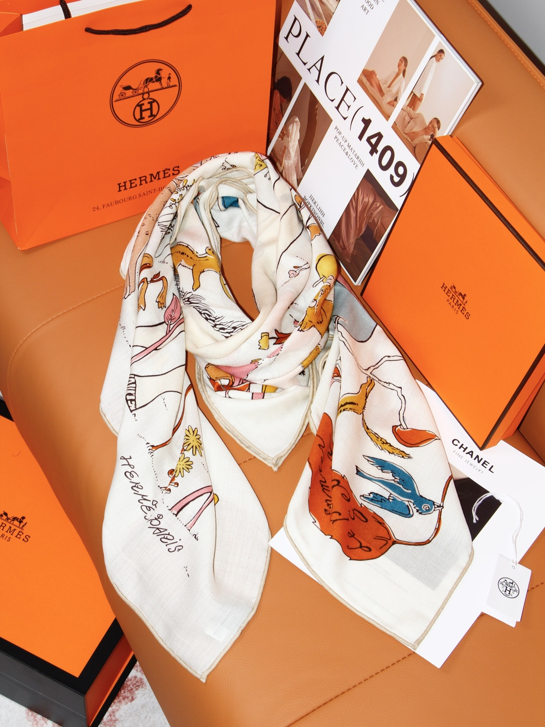 “马鞍上的苹果树”140双面方巾 手工卷边丝绒方巾。 这款爱马仕的经典单品展现强大而迷人的女性魅力精髓。此款140方巾推 “马鞍上的苹果树”140双面方巾 手工卷边丝绒方巾。 这款爱马仕的经典单品展现强大而迷人的女性魅力精髓。此款140方巾推