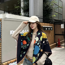 “马鞍上的苹果树”140双面方巾 手工卷边丝绒方巾。 这款爱马仕的经典单品展现强大而迷人的女性魅力精髓。此款140方巾推 “马鞍上的苹果树”140双面方巾 手工卷边丝绒方巾。 这款爱马仕的经典单品展现强大而迷人的女性魅力精髓。此款140方巾推