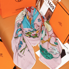 “马鞍上的苹果树”140双面方巾 手工卷边丝绒方巾。 这款爱马仕的经典单品展现强大而迷人的女性魅力精髓。此款140方巾推 “马鞍上的苹果树”140双面方巾 手工卷边丝绒方巾。 这款爱马仕的经典单品展现强大而迷人的女性魅力精髓。此款140方巾推