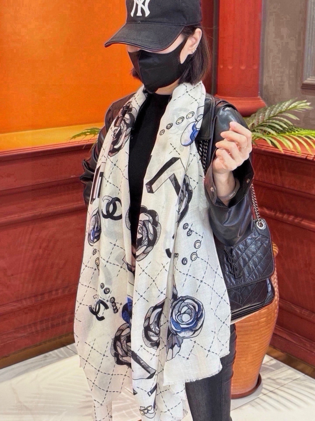 💄💋新款💖羊绒面料长巾 😘美翻了[流泪]【彩色山茶花长巾】御用殿堂级极‼️新款专柜在售 纯羊绒银线独特设计风格❗加上富有