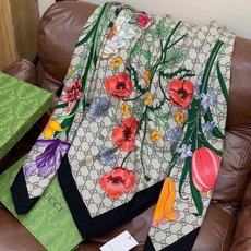 Gucci新款方巾 Gucci动物和花卉印花 品牌典藏图案在与全新醒目印花的衬托下熠熠生辉。这款方巾匠心缀饰动物和花卉印 Gucci新款方巾 Gucci动物和花卉印花 品牌典藏图案在与全新醒目印花的衬托下熠熠生辉。这款方巾匠心缀饰动物和花卉印