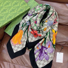 Gucci新款方巾 Gucci动物和花卉印花 品牌典藏图案在与全新醒目印花的衬托下熠熠生辉。这款方巾匠心缀饰动物和花卉印 Gucci新款方巾 Gucci动物和花卉印花 品牌典藏图案在与全新醒目印花的衬托下熠熠生辉。这款方巾匠心缀饰动物和花卉印