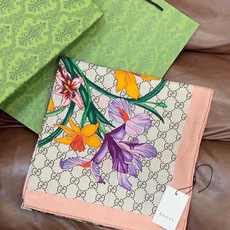 Gucci新款方巾 Gucci动物和花卉印花 品牌典藏图案在与全新醒目印花的衬托下熠熠生辉。这款方巾匠心缀饰动物和花卉印 Gucci新款方巾 Gucci动物和花卉印花 品牌典藏图案在与全新醒目印花的衬托下熠熠生辉。这款方巾匠心缀饰动物和花卉印