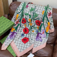 Gucci新款方巾 Gucci动物和花卉印花 品牌典藏图案在与全新醒目印花的衬托下熠熠生辉。这款方巾匠心缀饰动物和花卉印 Gucci新款方巾 Gucci动物和花卉印花 品牌典藏图案在与全新醒目印花的衬托下熠熠生辉。这款方巾匠心缀饰动物和花卉印
