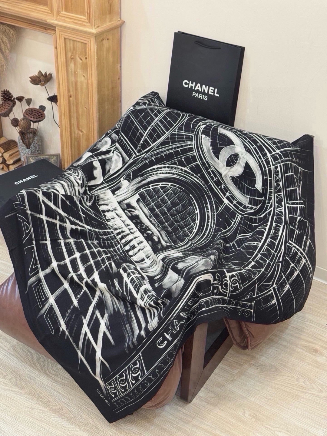 CHANEL ~新品 【140顶级丝绒双面同色】 披肩的图案是巴黎大皇宫中被命名为“Gabrielle Chanel”的