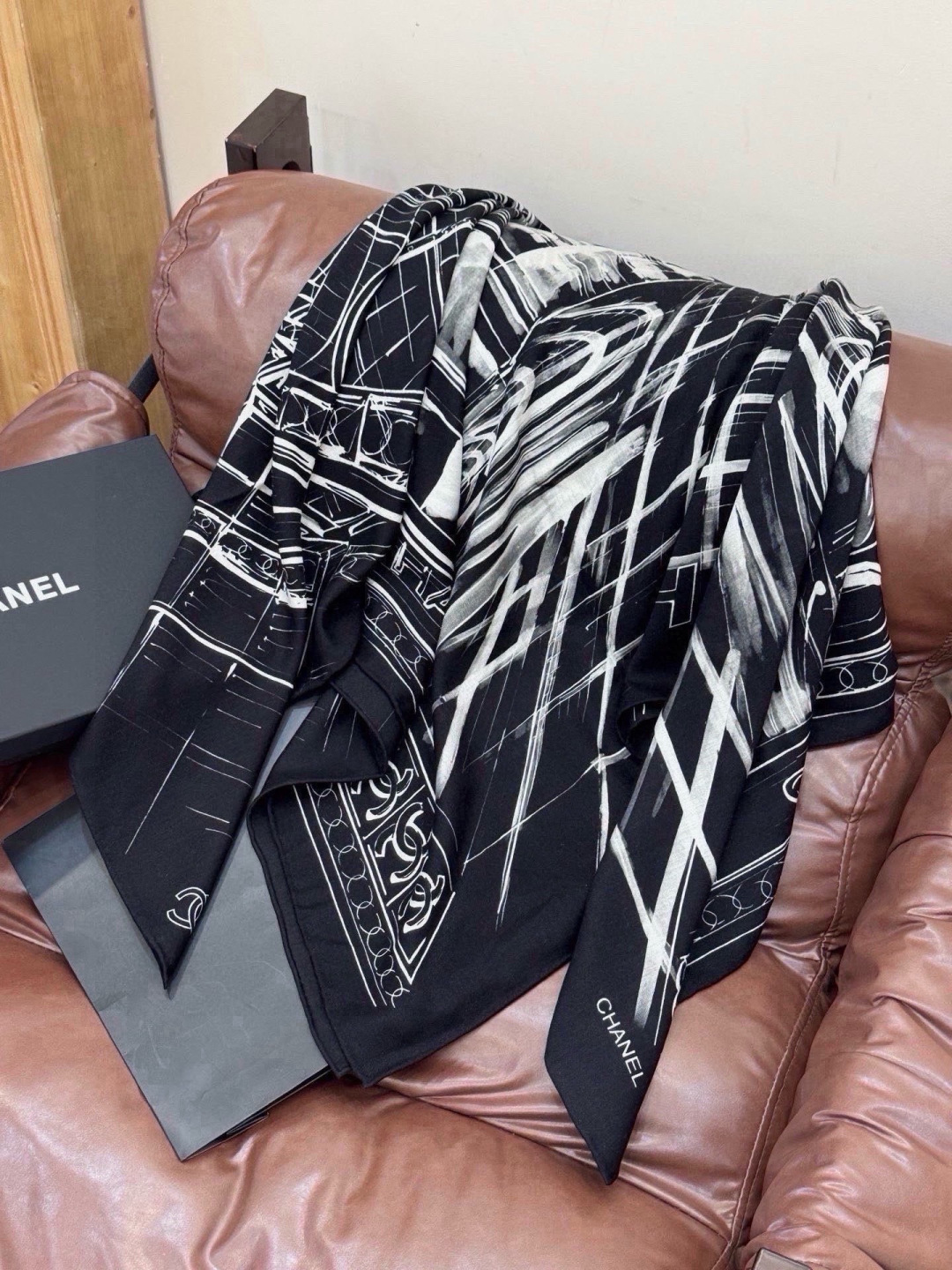CHANEL ~新品 【140顶级丝绒双面同色】 披肩的图案是巴黎大皇宫中被命名为“Gabrielle Chanel”的
