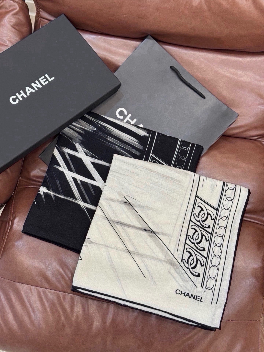 CHANEL ~新品 【140顶级丝绒双面同色】 披肩的图案是巴黎大皇宫中被命名为“Gabrielle Chanel”的