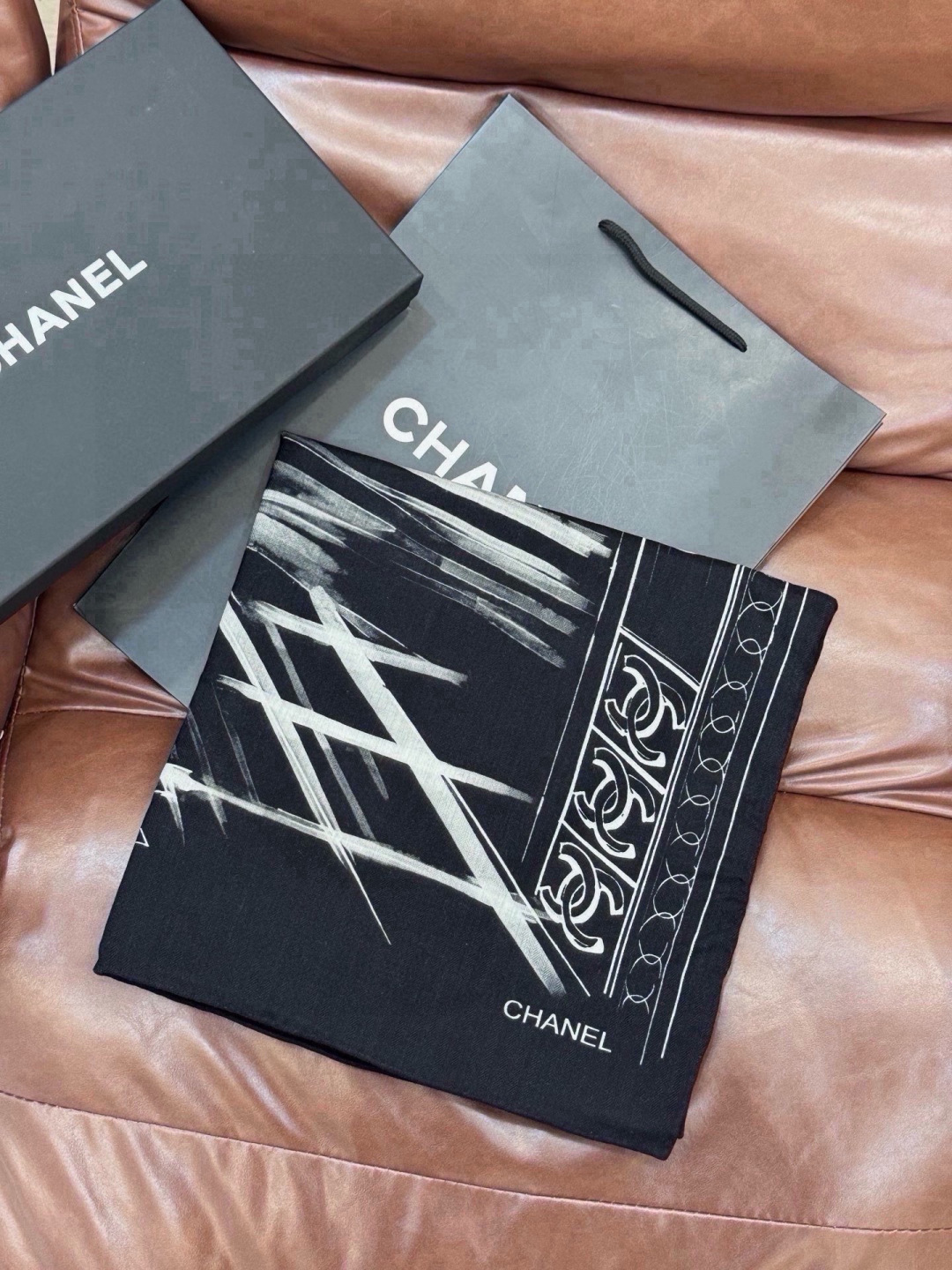 CHANEL ~新品 【140顶级丝绒双面同色】 披肩的图案是巴黎大皇宫中被命名为“Gabrielle Chanel”的