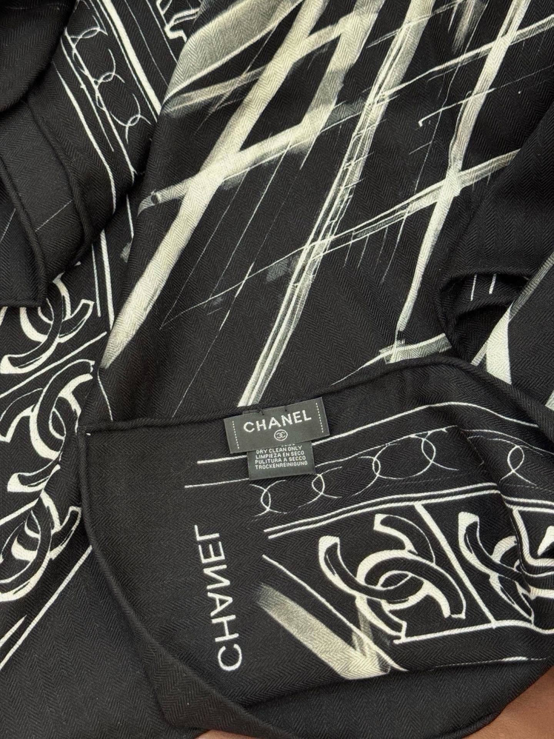 CHANEL ~新品 【140顶级丝绒双面同色】 披肩的图案是巴黎大皇宫中被命名为“Gabrielle Chanel”的