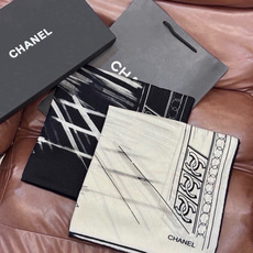 CHANEL ~新品 【140顶级丝绒双面同色】 披肩的图案是巴黎大皇宫中被命名为“Gabrielle Chanel”的 CHANEL ~新品 【140顶级丝绒双面同色】 披肩的图案是巴黎大皇宫中被命名为“Gabrielle Chanel”的