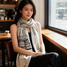 CHANEL ~新品 【140顶级丝绒双面同色】 披肩的图案是巴黎大皇宫中被命名为“Gabrielle Chanel”的 CHANEL ~新品 【140顶级丝绒双面同色】 披肩的图案是巴黎大皇宫中被命名为“Gabrielle Chanel”的