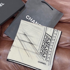 CHANEL ~新品 【140顶级丝绒双面同色】 披肩的图案是巴黎大皇宫中被命名为“Gabrielle Chanel”的 CHANEL ~新品 【140顶级丝绒双面同色】 披肩的图案是巴黎大皇宫中被命名为“Gabrielle Chanel”的